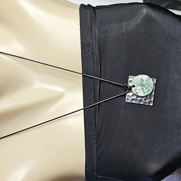 GREEN STONE AND METAL WITH PULL CORD NECKLACE - Picture 2 of 8